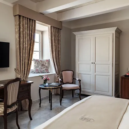 Palais Le Brun فندق 4*