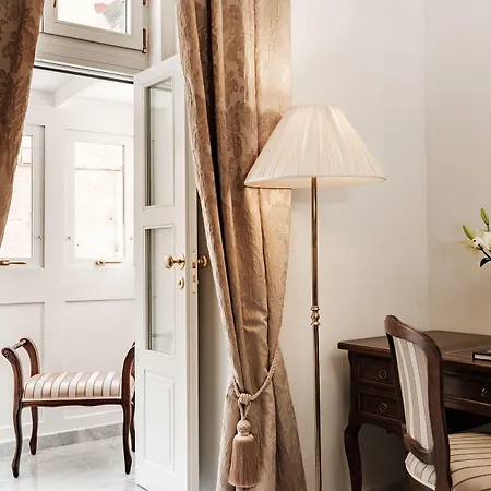 Palais Le Brun فندق